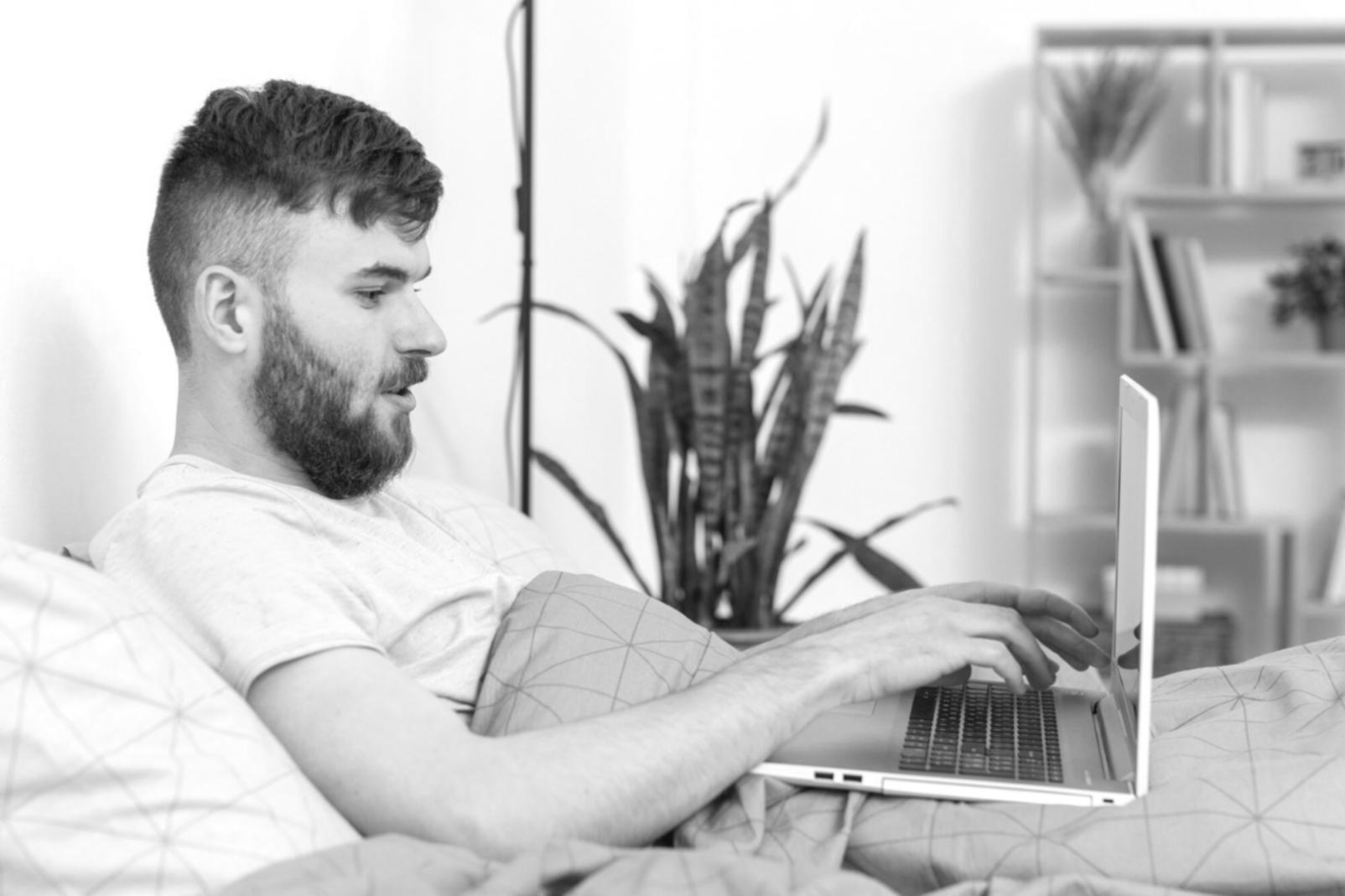 Étudiant travaillant sur sa gestion financière avec des documents et un ordinateur portable