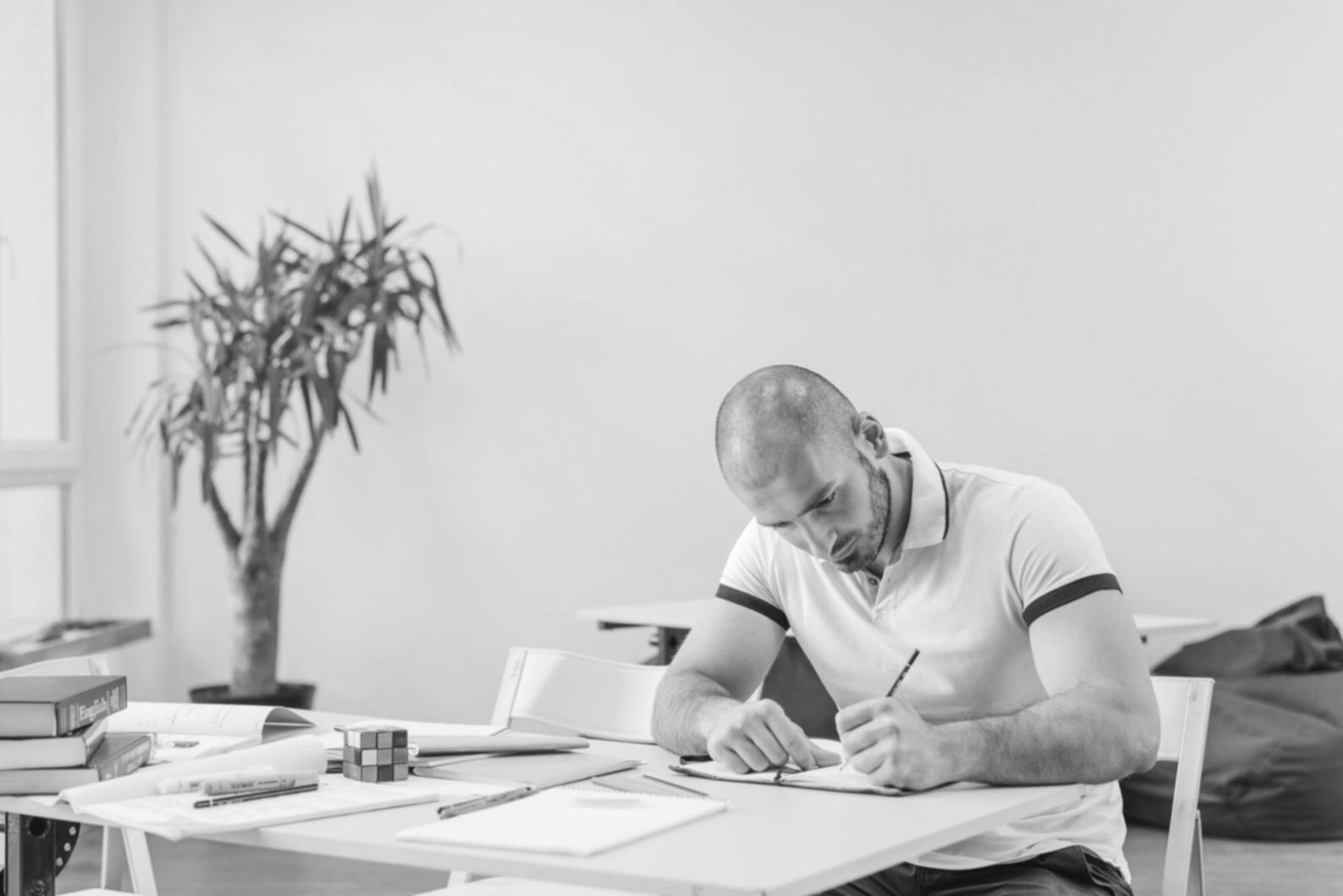 Équipe analysant des documents financiers en réunion